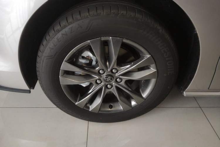 Used Toyota SIENNA 2026 Model 2.5L Dual-Engine Two-Wheel-Drive Comfort Edition Left Front Wheel Hub