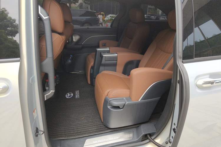 Used Toyota SIENNA 2026 Model 2.5L Dual-Engine Four-Wheel-Drive Premium Edition Left Rear Seat
