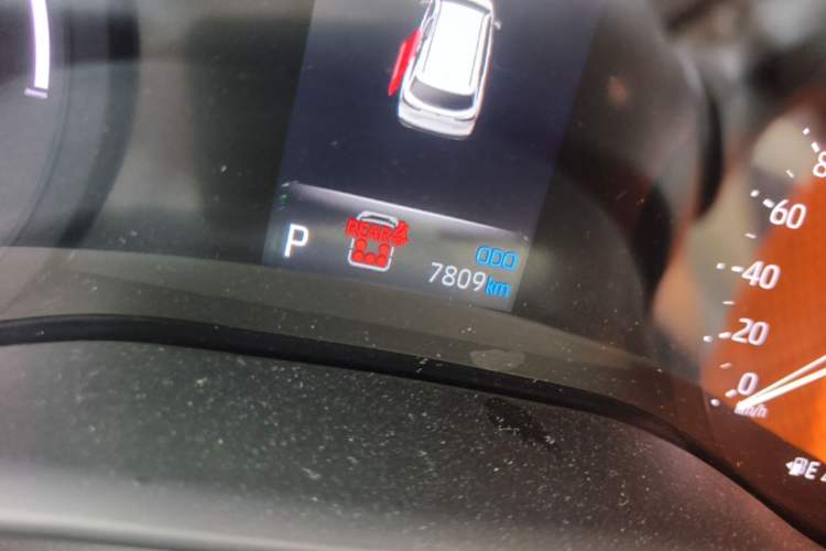 Used Toyota SIENNA 2026 Model 2.5L Dual-Engine Four-Wheel-Drive Premium Edition Odometer Close Up