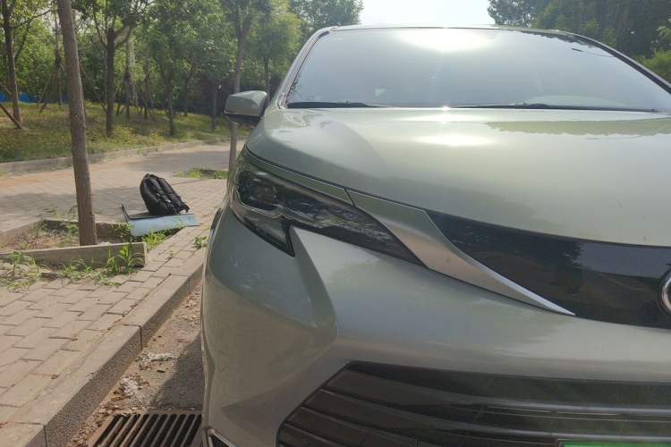 Used Toyota SIENNA 2026 Model 2.5L Dual-Engine Two-Wheel-Drive Premium Prestige Edition Right Front Headlight
