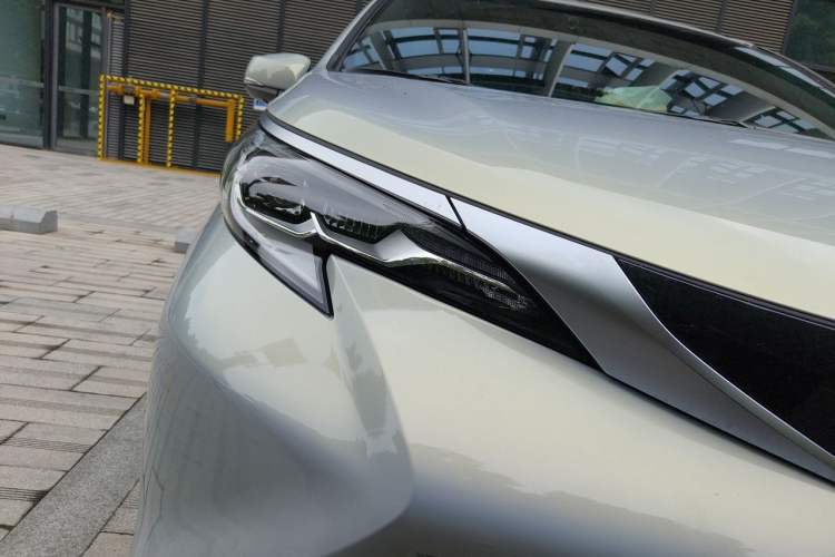 Used Toyota SIENNA 2026 Model 2.5L Dual-Engine Four-Wheel-Drive Premium Edition Right Front Headlight