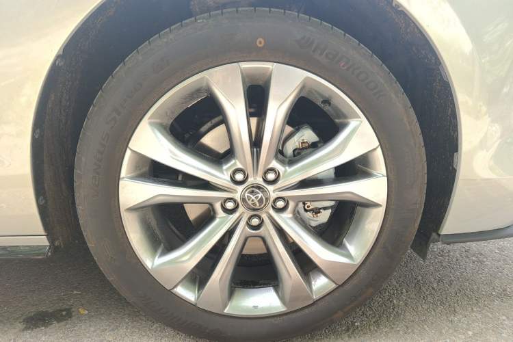 Used Toyota SIENNA 2026 Model 2.5L Dual-Engine Two-Wheel-Drive Premium Prestige Edition Right Front Wheel Hub