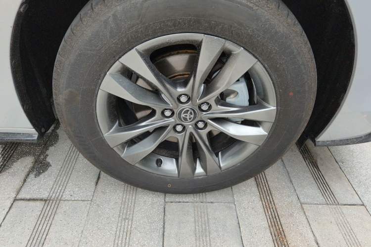 Used Toyota SIENNA 2026 Model 2.5L Dual-Engine Four-Wheel-Drive Premium Edition Right Front Wheel Hub