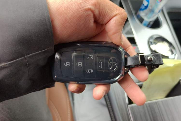 Used Toyota SIENNA 2026 Model 2.5L Dual-Engine Four-Wheel-Drive Premium Edition Vehicle Key