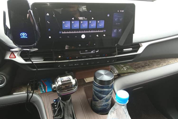Used Toyota SIENNA 2026 Model 2.5L Dual-Engine Two-Wheel-Drive Comfort Edition Audio And AC Panel