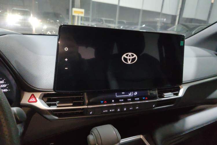 Used Toyota SIENNA 2026 Model 2.5L Dual-Engine Two-Wheel-Drive Luxury Edition Audio And AC Panel