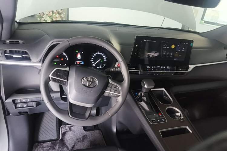 Used Toyota SIENNA 2026 Model 2.5L Dual-Engine Two-Wheel-Drive Luxury Edition Center Console