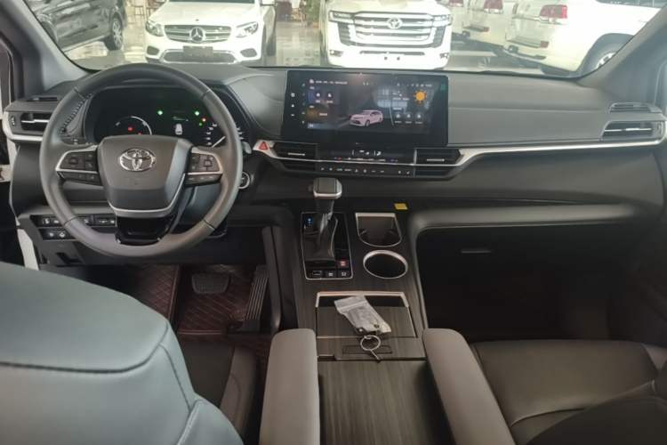 Used Toyota SIENNA 2026 Model 2.5L Dual-Engine Two-Wheel-Drive Prestige Edition Center Console
