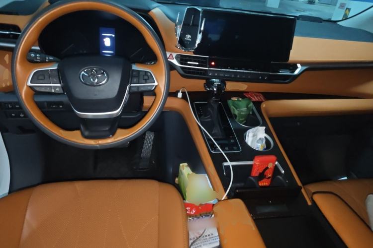 Used Toyota SIENNA 2026 Model 2.5L Dual-Engine Two-Wheel-Drive Comfort Edition Center Console