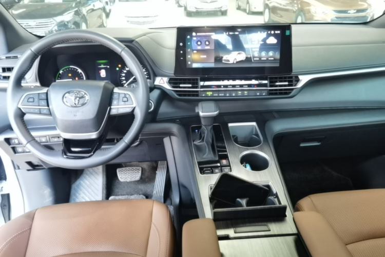 Used Toyota SIENNA 2026 Model 2.5L Dual-Engine Two-Wheel-Drive Premium Prestige Edition Center Console
