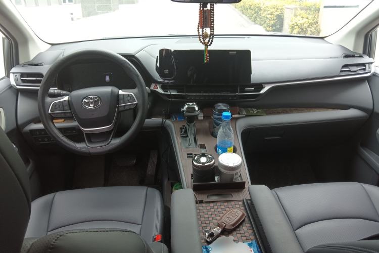Used Toyota SIENNA 2026 Model 2.5L Dual-Engine Two-Wheel-Drive Comfort Edition Center Console