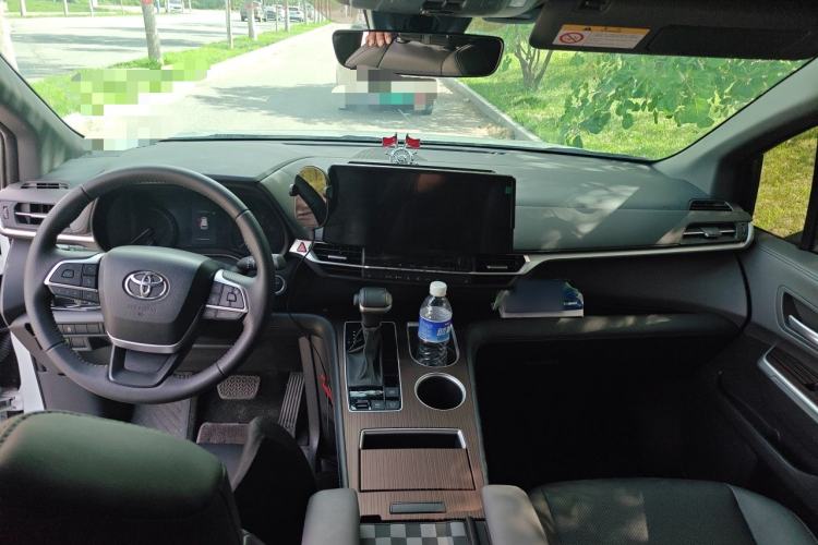 Used Toyota SIENNA 2026 Model 2.5L Dual-Engine Four-Wheel-Drive Luxury Edition Center Console