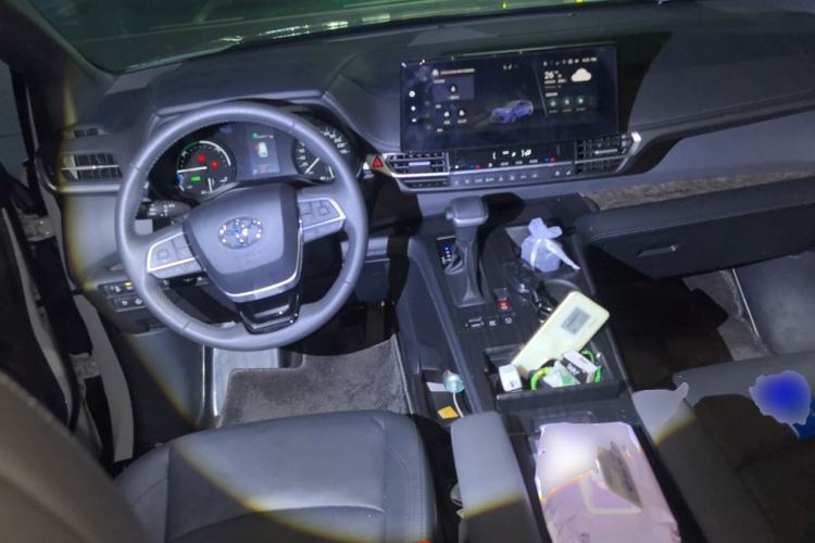 Used Toyota SIENNA 2026 Model 2.5L Dual-Engine Four-Wheel-Drive Prestige Edition Center Console