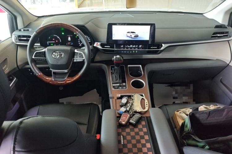 Used Toyota SIENNA 2026 Model 2.5L Dual-Engine Two-Wheel-Drive Comfort Edition Center Console