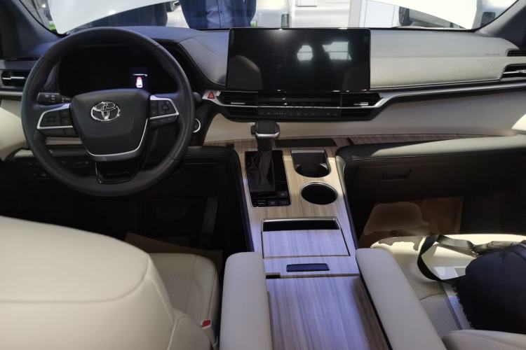 Used Toyota SIENNA 2026 Model 2.5L Dual-Engine Four-Wheel-Drive Prestige Edition Center Console
