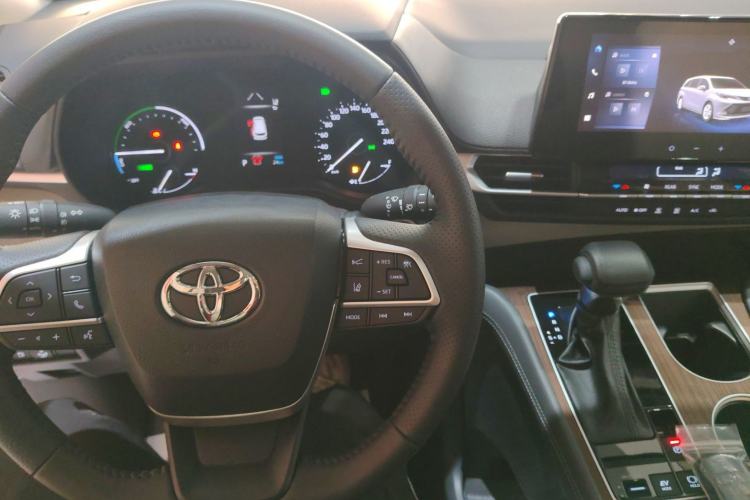 Used Toyota SIENNA 2026 Model 2.5L Dual-Engine Two-Wheel-Drive Comfort Edition Center Console
