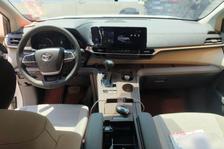 Used Toyota SIENNA 2026 Model 2.5L Dual-Engine Two-Wheel-Drive Comfort Edition Center Console
