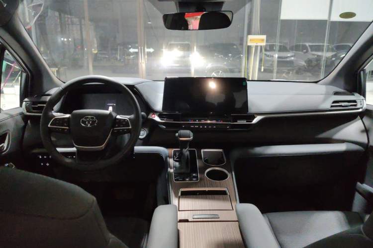 Used Toyota SIENNA 2026 Model 2.5L Dual-Engine Two-Wheel-Drive Luxury Edition Center Console
