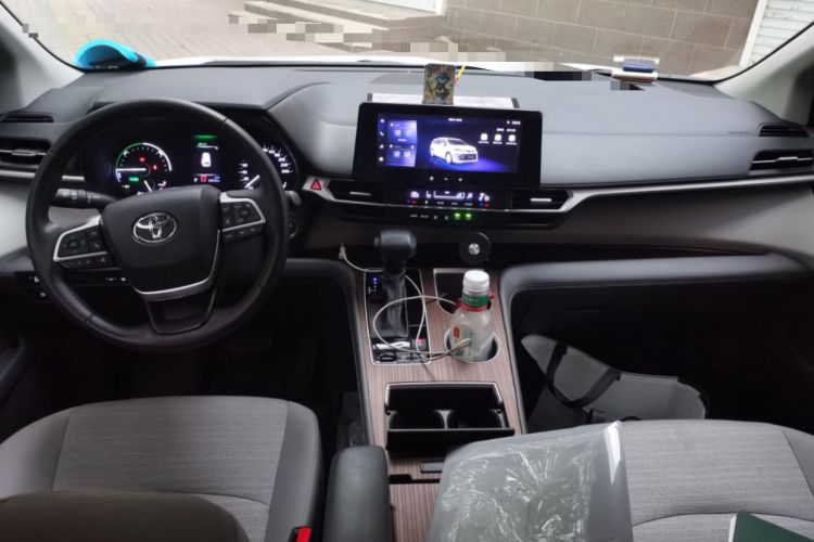 Used Toyota SIENNA 2026 Model 2.5L Dual-Engine Two-Wheel-Drive Comfort Edition Center Console