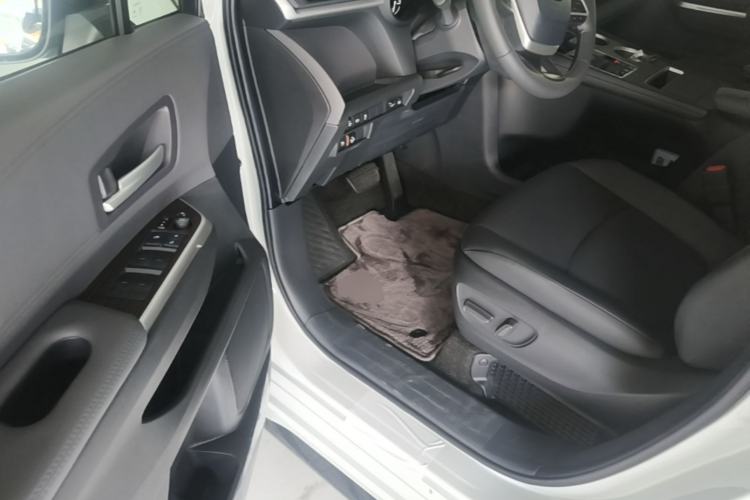 Used Toyota SIENNA 2026 Model 2.5L Dual-Engine Two-Wheel-Drive Luxury Edition Driver Seat