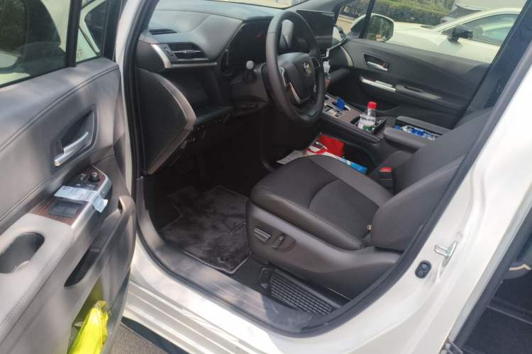 Used Toyota SIENNA 2026 Model 2.5L Dual-Engine Four-Wheel-Drive Luxury Edition Driver Seat