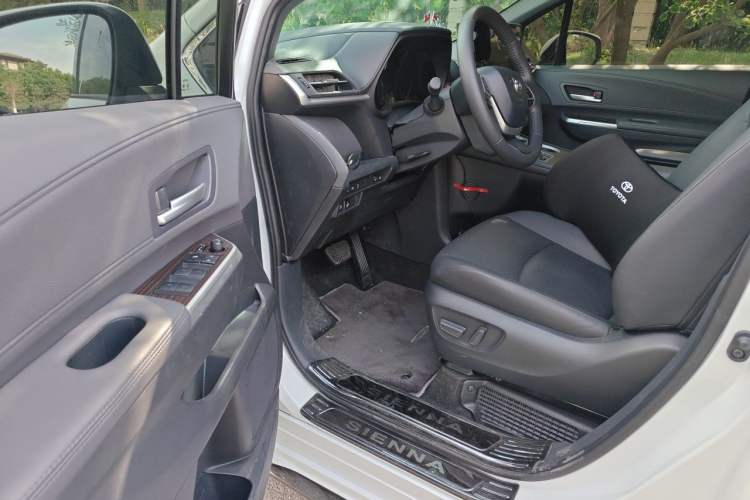 Used Toyota SIENNA 2026 Model 2.5L Dual-Engine Four-Wheel-Drive Luxury Edition Driver Seat