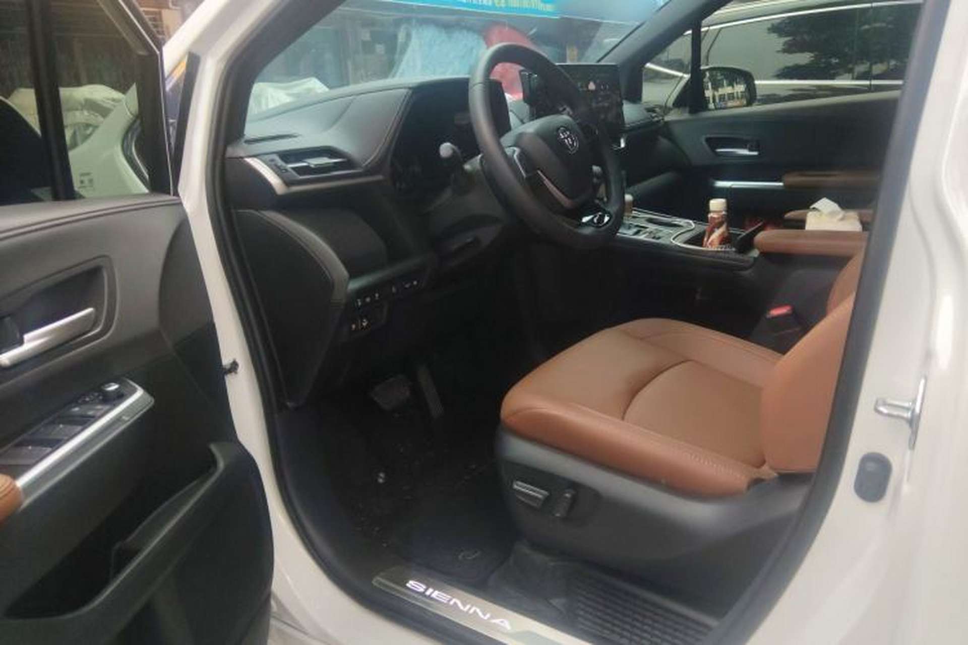 Used Toyota SIENNA 2026 Model 2.5L Dual-Engine Four-Wheel-Drive Premium Edition Driver Seat