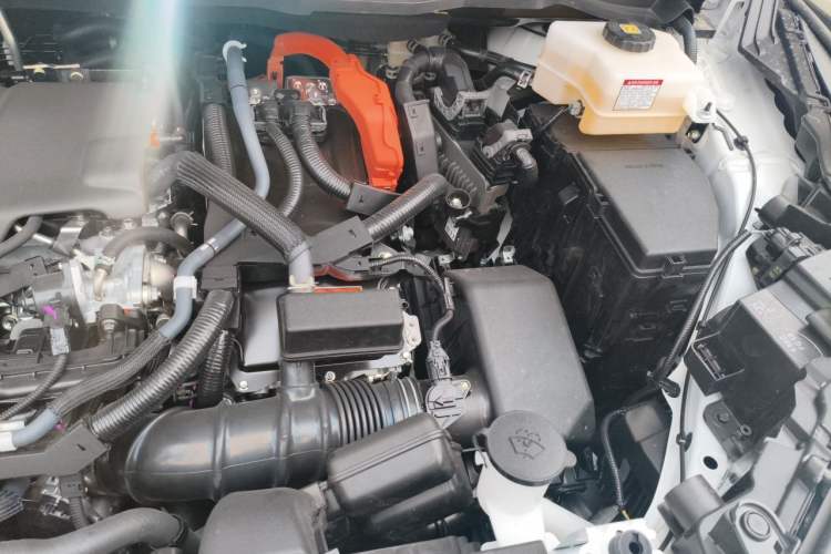 Used Toyota SIENNA 2026 Model 2.5L Dual-Engine Four-Wheel-Drive Luxury Edition Engine Bay Left