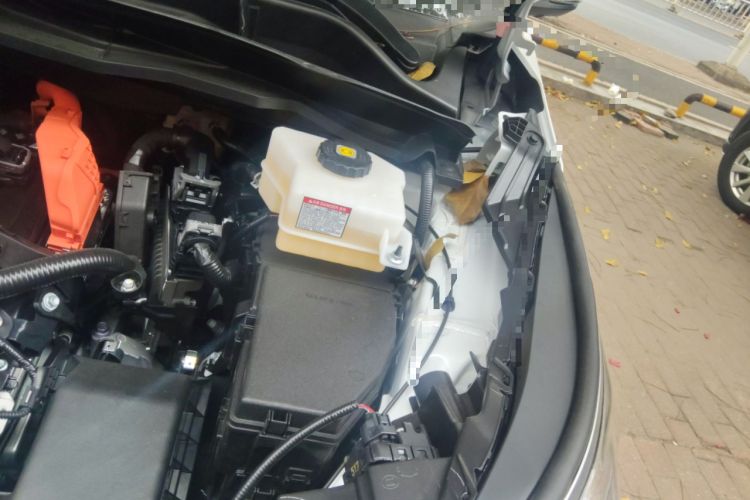 Used Toyota SIENNA 2026 Model 2.5L Dual-Engine Four-Wheel-Drive Premium Edition Engine Bay Left