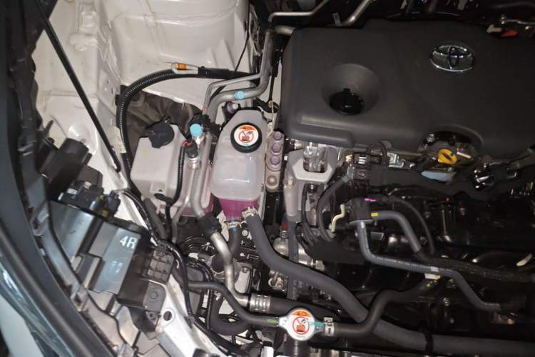 Used Toyota SIENNA 2026 Model 2.5L Dual-Engine Two-Wheel-Drive Comfort Edition Engine Bay Right