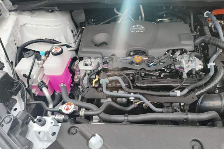 Used Toyota SIENNA 2026 Model 2.5L Dual-Engine Four-Wheel-Drive Luxury Edition Engine Bay Right