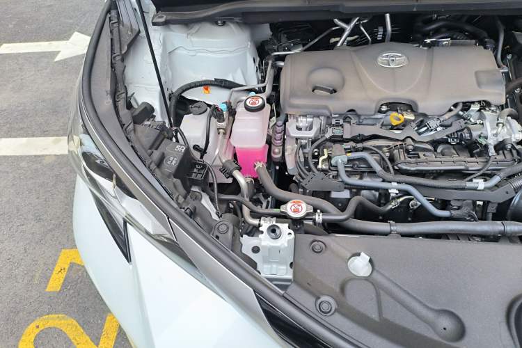 Used Toyota SIENNA 2026 Model 2.5L Dual-Engine Four-Wheel-Drive Luxury Edition Engine Bay Right