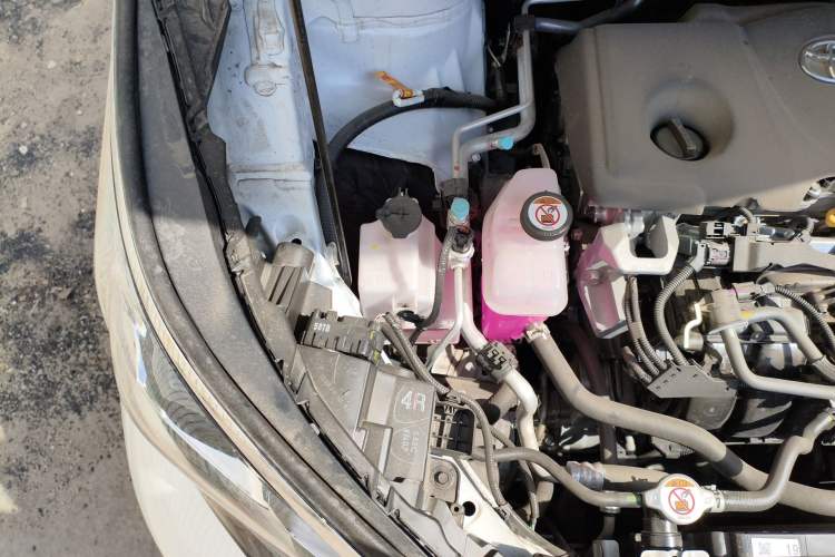 Used Toyota SIENNA 2026 Model 2.5L Dual-Engine Two-Wheel-Drive Comfort Edition Engine Bay Right