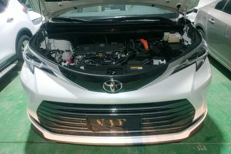 Used Toyota SIENNA 2026 Model 2.5L Dual-Engine Four-Wheel-Drive Prestige Edition Engine Bay