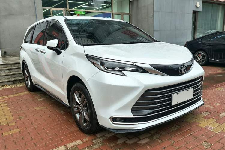Used Toyota SIENNA 2026 Model 2.5L Dual-Engine Four-Wheel-Drive Premium Edition Exterior 2