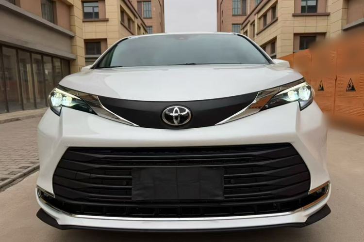 Used Toyota SIENNA 2026 Model 2.5L Dual-Engine Two-Wheel-Drive Comfort Edition Exterior 3