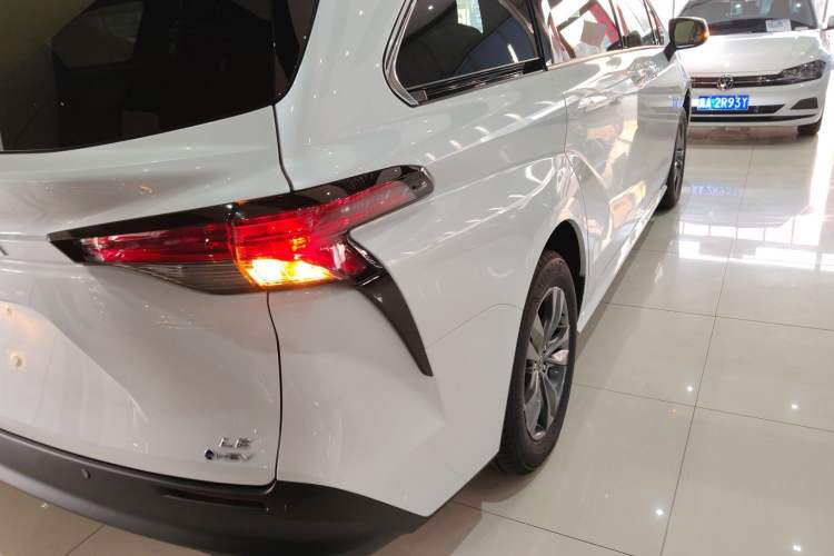 Used Toyota SIENNA 2026 Model 2.5L Dual-Engine Two-Wheel-Drive Comfort Edition Exterior 3