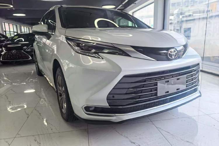 Used Toyota SIENNA 2026 Model 2.5L Dual-Engine Two-Wheel-Drive Luxury Edition Exterior 4