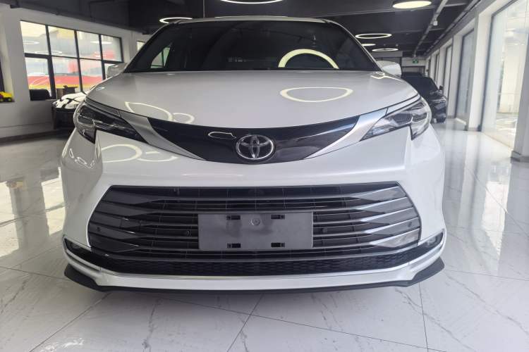 Used Toyota SIENNA 2026 Model 2.5L Dual-Engine Two-Wheel-Drive Luxury Edition Exterior 9