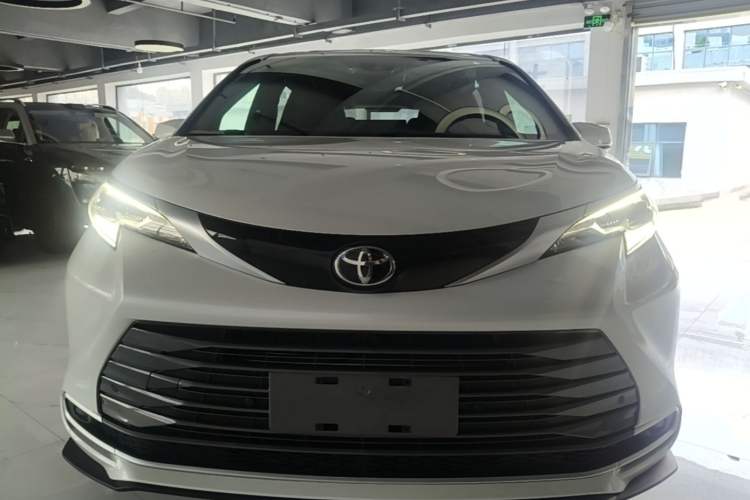 Used Toyota SIENNA 2026 Model 2.5L Dual-Engine Two-Wheel-Drive Luxury Edition Front