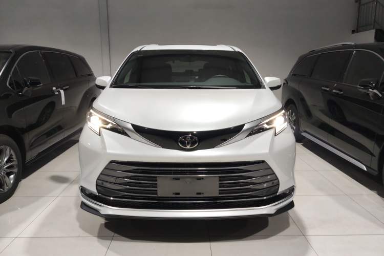 Used Toyota SIENNA 2026 Model 2.5L Dual-Engine Two-Wheel-Drive Luxury Edition Front
