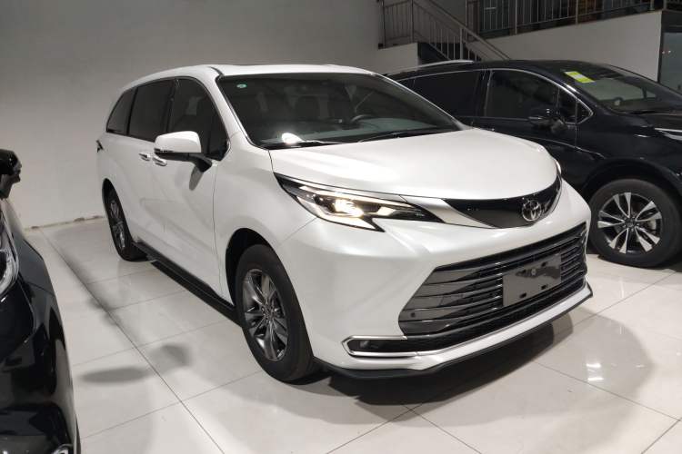 Used Toyota SIENNA 2026 Model 2.5L Dual-Engine Two-Wheel-Drive Luxury Edition Front Right 45 Deg