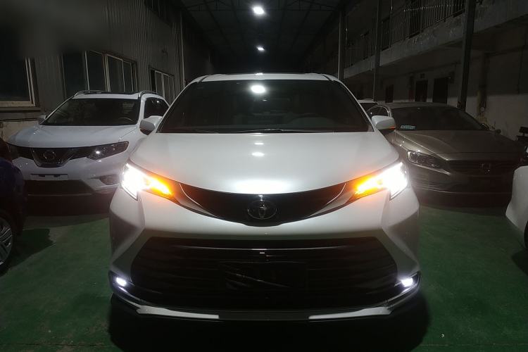 Used Toyota SIENNA 2026 Model 2.5L Dual-Engine Four-Wheel-Drive Prestige Edition Front