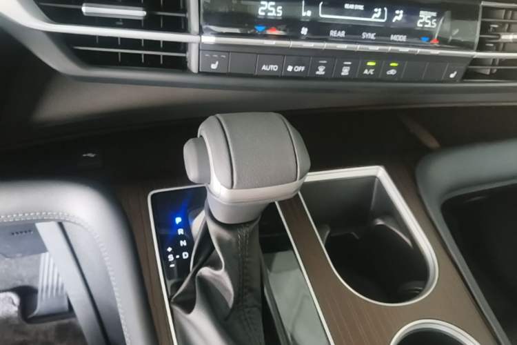 Used Toyota SIENNA 2026 Model 2.5L Dual-Engine Two-Wheel-Drive Luxury Edition Gear Lever