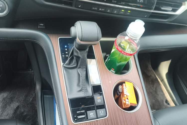 Used Toyota SIENNA 2026 Model 2.5L Dual-Engine Four-Wheel-Drive Luxury Edition Gear Lever