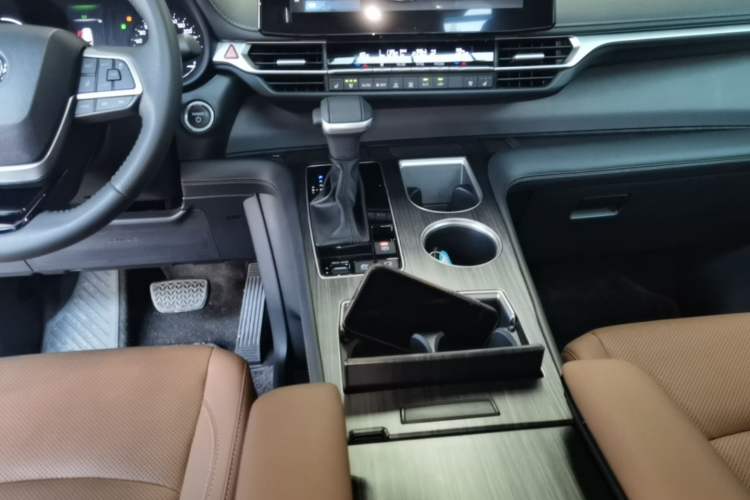Used Toyota SIENNA 2026 Model 2.5L Dual-Engine Two-Wheel-Drive Premium Prestige Edition Gear Lever