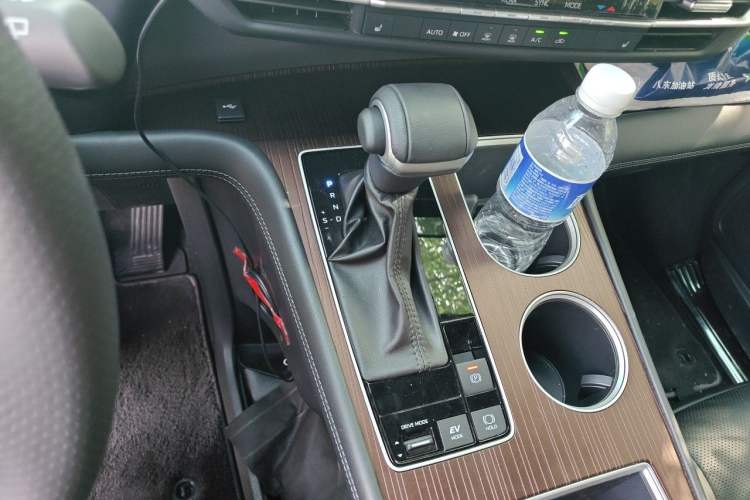 Used Toyota SIENNA 2026 Model 2.5L Dual-Engine Four-Wheel-Drive Luxury Edition Gear Lever