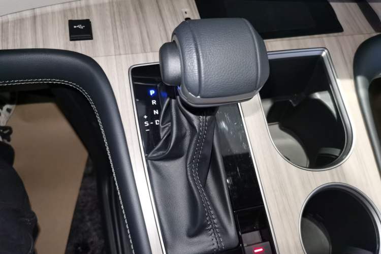 Used Toyota SIENNA 2026 Model 2.5L Dual-Engine Four-Wheel-Drive Prestige Edition Gear Lever