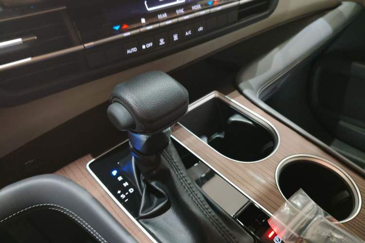 Used Toyota SIENNA 2026 Model 2.5L Dual-Engine Two-Wheel-Drive Comfort Edition Gear Lever