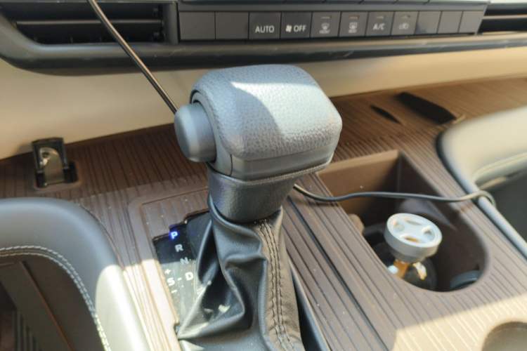 Used Toyota SIENNA 2026 Model 2.5L Dual-Engine Two-Wheel-Drive Comfort Edition Gear Lever